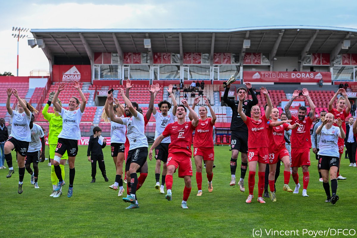 DFCO_Officiel's tweet photo. 👩De la joie et une belle complicité pour ce premier match mixte de deux équipes professionnelles👨 

𝐀 𝐣𝐚𝐦𝐚𝐢𝐬 𝐥𝐞𝐬 𝐩𝐫𝐞𝐦𝐢𝐞𝐫𝐬 😃

L'album 📸👉https://t.co/rjXSHlDy1C

#DFCO https://t.co/qttJrJABmS