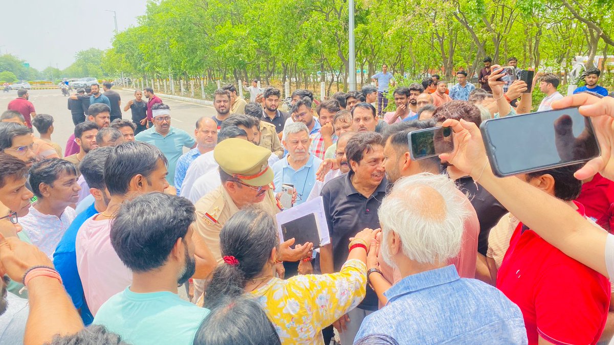 NBTDilli's tweet photo. ग्रेटर नोएडा के सूरजपुर कोतवाली एरिया की #MIGSUNULTIMO सोसायटी में देर रात टहल रही एक महिला और नाती के ऊपर आंधी के चलते लोहे का शेड गिरने से दर्दनाक मौत से निवासी आक्रोशित। लोगों ने बिल्डर प्रबंधन की कार्यशैली और लापरवाही का आरोप लगाते हुए रोड जाम किया। Via @siddharth2596 https://t.co/zTemq9myNG