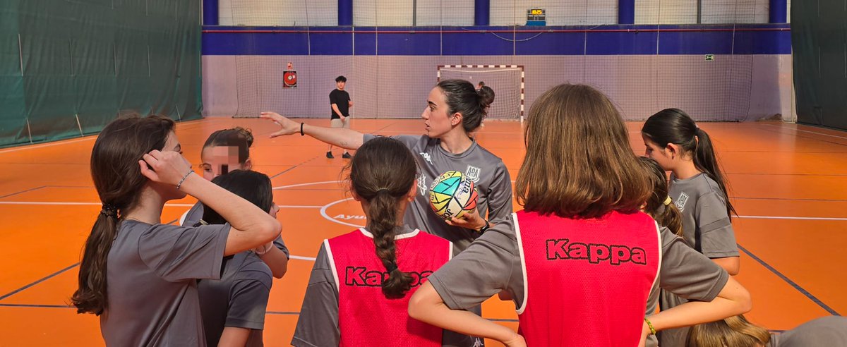 El profesor Andrés Sanz (<a href="/futsalcoach_es/">Andrés Sanz</a>) visitó a la alumna Vane Sotelo en un entrenamiento como parte del proceso ABR en su formación Nacional 🅱️ de fútbol sala

Agradecemos al <a href="/AlcorconFSFbase/">AD Alcorcón FSF Base</a> la colaboración mostrada en este proceso tan importante para Vane 💪🏻