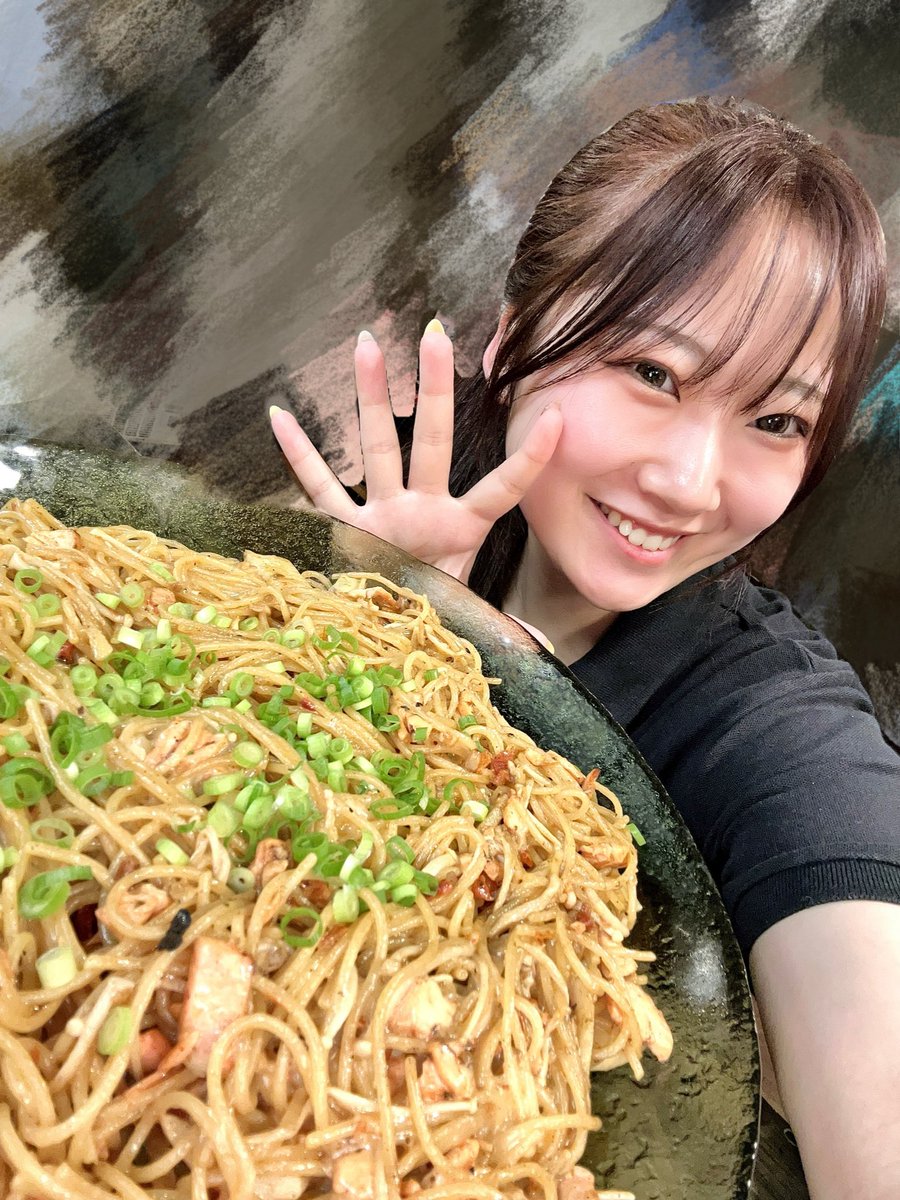 おつか〜❕

バ先のまかないだよ✨️
店長さん特製･ピザパスタ🍅🧀

お腹ペッコペコだったんだけど
24時近かったので我慢🤤😖

私のダイエットは気合いです💪🔥

ちょっと持って帰らせてもらって朝昼ごはんにしました😋🙏

 #居酒屋  #アイドル  #自撮り界隈  #えまチ  #ダイエット  #えまぎゃる計画