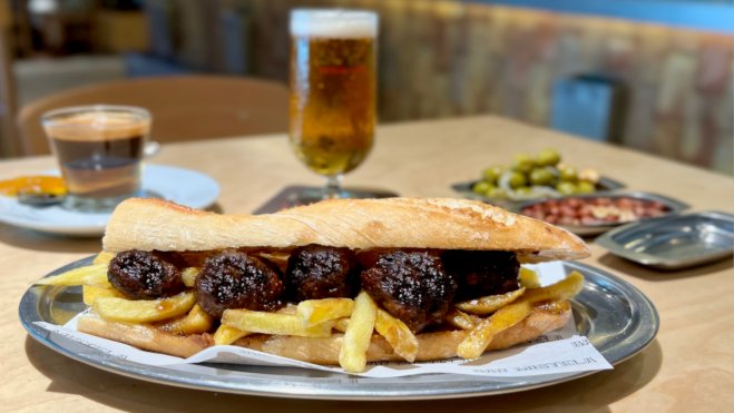 🤔¿Sabies que la paraula 'esmorzar' és un catalanisme?

✅En valencià lo correcte és 'almorzar' tal i com ho dien els autors clàssics fins a l'actualitat.

👉Eixemples: 

🔸"E per ço, preveres, digau la missa pel mati, que la gent no almorze”. “De aço seras jutgat. E si·y vas