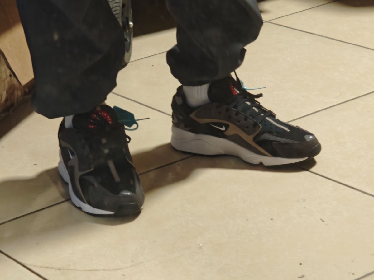 买了新鞋子，好看