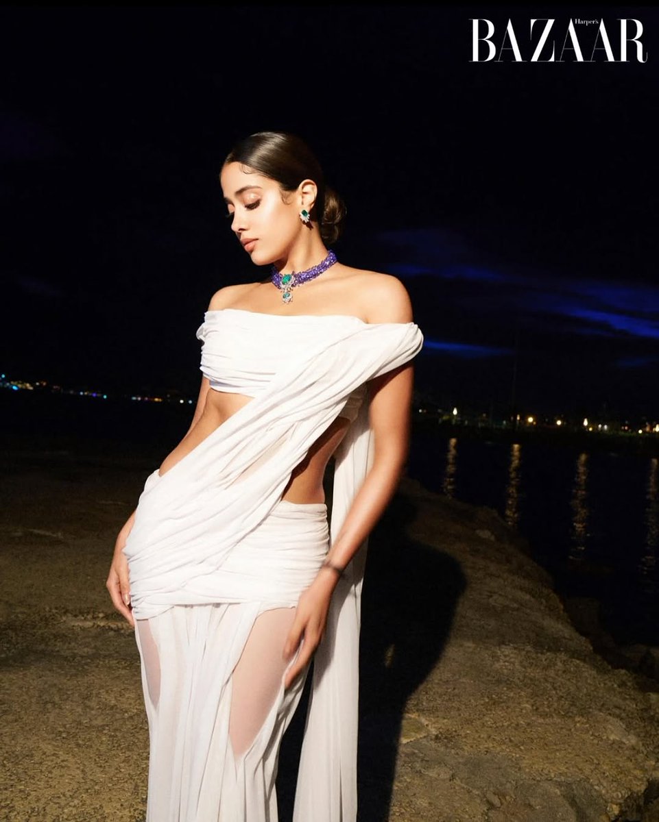 JanhviKUniverse's tweet photo. #JanhviKapoor stuns in a dripping saree 🦢

Styled by Rhea Kapoor 
#Cannes2025 https://t.co/MILDggpIid
