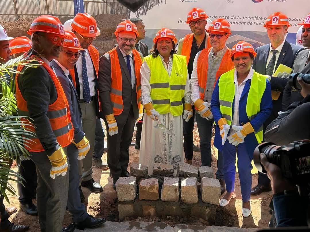 ambafrmada's tweet photo. Pose de la 1ère pierre de l’#INTH, soutenu par l’AFD et l’IECD, avec V. Dewa, ministre du Tourisme et de l’Artisanat et le secrétaire général du ministère de l’Enseignement technique et de la Formation professionnelle : #tourisme #hôtellerie #restauration #emploi 🧱🎓🇲🇬🤝🇫🇷 https://t.co/AJvQTiOdYc