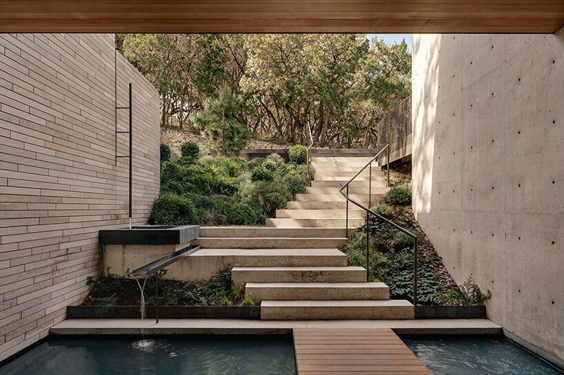 designboom's tweet image. 'terrace mountain residence' cantilevers over #austin with design by a parallel architecture ☁️ designboom.com/architecture/t…