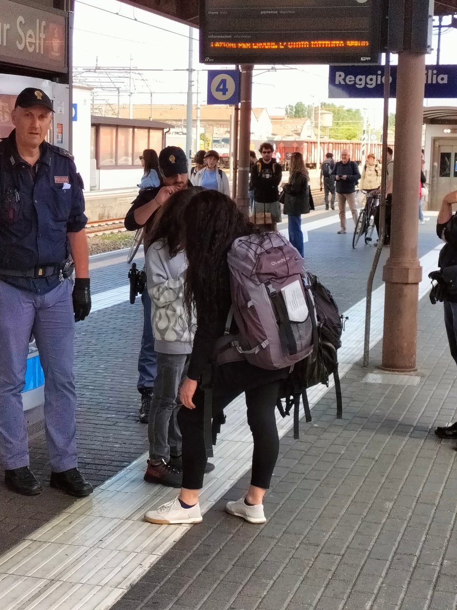 Flexgrimmy_'s tweet photo. Ci hanno portati in questura e mi hanno denunciato per interruzione di pubblico servizio, mio figlio 10 anni portato in questura perché aveva un biglietto valido ma per un treno che partiva mezz'ora dopo il nostro.
Per fare delle visite all'ospedale Sant'Orsola di Bologna siamo stati due giorni nella città emiliana, 300 Euro per fare visite ed esami per i quali in Toscana avremmo dovuto aspettare 8 mesi.
Al momento della partenza abbiamo provato a fare il biglietto, avevamo 39 persone davanti, le apposite biglietterie automatiche erano prese d'assalto da centinaia di persone, stavamo per perdere il treno, "fortunatamente" però il treno veniva annunciato con 20 minuti di ritardo e grazie alla gentilezza di due turiste campane che ci hanno fatto passare siamo riusciti ad arrivare in tempo alla biglietteria automatica.
Purtroppo la macchinetta essendo il nostro treno in ritardo, non ci faceva fare il biglietto, il treno per il computer risultava già partito, abbiamo chiesto alla vicina responsabile di Trenitalia che gentilissima ci ha detto di fare il biglietto per il treno seguente e di usare quello facendolo presente al capotreno.
Il treno affollatissimo è partito, il capotreno non si vedeva ma a un certo punto si è visto un signore con una pettorina rossa che voleva vedere i biglietti, sulla pettorina c'era scritto "servizio clienti".
Gli abbiamo spiegato la situazione ma niente, l'ardito del servizio clienti voleva buttarci fuori dal treno, gli ho spiegato che non poteva farlo, soprattutto perché mio figlio per dei problemi metabolici ha riconosciuta una invalidità al 100%, fortunatamente sta molto bene grazie alle cure e alle attenzioni ma per la legge italiana è portatore di una disabilità grave.
Quando gli ho spiegato che dovevamo rientrare in tempo a casa per l'assunzione di terapie l'ardito ha chiamato la Polizia che arrivata in forze alla stazione di Reggio Emilia ha portato in questura mio figlio mia moglie e me per redarre un verbale di denuncia per interruzione di pubblico servizio.
Quindi ricapitolando, nell'Italia dei delinquenti e degli assassini a piede libero (dicono non ci sono abbastanza organico nelle forze dell'ordine) un treno carico di centinaia di persone viene fermato un'ora in una stazione e tre poliziotti vengono impegnati per due ore allo scopo di buttare fuori da un treno un bambino disabile e i suoi genitori perché i biglietti sono quelli del treno dopo.
Mi hanno denunciato per interruzione di pubblico servizio, quindi andrò a processo rischio 7 anni di carcere.
Domani farò una bella denuncia e fino a quando non avrò giustizia non ci sarà pace per nessuno.
PROMESSO