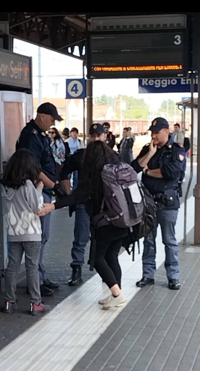 Flexgrimmy_'s tweet photo. Ci hanno portati in questura e mi hanno denunciato per interruzione di pubblico servizio, mio figlio 10 anni portato in questura perché aveva un biglietto valido ma per un treno che partiva mezz'ora dopo il nostro.
Per fare delle visite all'ospedale Sant'Orsola di Bologna siamo stati due giorni nella città emiliana, 300 Euro per fare visite ed esami per i quali in Toscana avremmo dovuto aspettare 8 mesi.
Al momento della partenza abbiamo provato a fare il biglietto, avevamo 39 persone davanti, le apposite biglietterie automatiche erano prese d'assalto da centinaia di persone, stavamo per perdere il treno, "fortunatamente" però il treno veniva annunciato con 20 minuti di ritardo e grazie alla gentilezza di due turiste campane che ci hanno fatto passare siamo riusciti ad arrivare in tempo alla biglietteria automatica.
Purtroppo la macchinetta essendo il nostro treno in ritardo, non ci faceva fare il biglietto, il treno per il computer risultava già partito, abbiamo chiesto alla vicina responsabile di Trenitalia che gentilissima ci ha detto di fare il biglietto per il treno seguente e di usare quello facendolo presente al capotreno.
Il treno affollatissimo è partito, il capotreno non si vedeva ma a un certo punto si è visto un signore con una pettorina rossa che voleva vedere i biglietti, sulla pettorina c'era scritto "servizio clienti".
Gli abbiamo spiegato la situazione ma niente, l'ardito del servizio clienti voleva buttarci fuori dal treno, gli ho spiegato che non poteva farlo, soprattutto perché mio figlio per dei problemi metabolici ha riconosciuta una invalidità al 100%, fortunatamente sta molto bene grazie alle cure e alle attenzioni ma per la legge italiana è portatore di una disabilità grave.
Quando gli ho spiegato che dovevamo rientrare in tempo a casa per l'assunzione di terapie l'ardito ha chiamato la Polizia che arrivata in forze alla stazione di Reggio Emilia ha portato in questura mio figlio mia moglie e me per redarre un verbale di denuncia per interruzione di pubblico servizio.
Quindi ricapitolando, nell'Italia dei delinquenti e degli assassini a piede libero (dicono non ci sono abbastanza organico nelle forze dell'ordine) un treno carico di centinaia di persone viene fermato un'ora in una stazione e tre poliziotti vengono impegnati per due ore allo scopo di buttare fuori da un treno un bambino disabile e i suoi genitori perché i biglietti sono quelli del treno dopo.
Mi hanno denunciato per interruzione di pubblico servizio, quindi andrò a processo rischio 7 anni di carcere.
Domani farò una bella denuncia e fino a quando non avrò giustizia non ci sarà pace per nessuno.
PROMESSO