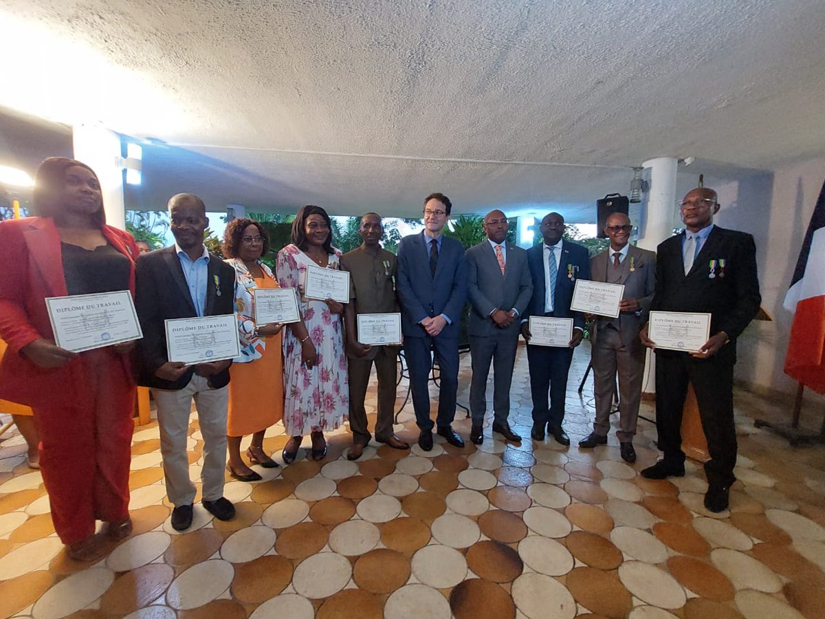 France au Gabon (@franceaugabon) on Twitter photo Retour sur la cérémonie de remise des médailles du travail du 🇬🇦 hier soir aux collaborateurs de l'#ÉquipeFrance, à l'<a href="/Franceaugabon/">France au Gabon</a>, par M. Patrick Barbera, ministre du travail, <a href="/FabriceMauries/">Fabrice Mauriès</a> et le Directeur Général du Travail. <a href="/SennequierM/">Marie Sennequier</a> <a href="/IFGabon/">Institut Français du Gabon</a> Retour sur la cérémonie de remise des médailles du travail du 🇬🇦 hier soir aux collaborateurs de l'#ÉquipeFrance, à l'<a href="/Franceaugabon/">France au Gabon</a>, par M. Patrick Barbera, ministre du travail, <a href="/FabriceMauries/">Fabrice Mauriès</a> et le Directeur Général du Travail. <a href="/SennequierM/">Marie Sennequier</a> <a href="/IFGabon/">Institut Français du Gabon</a>