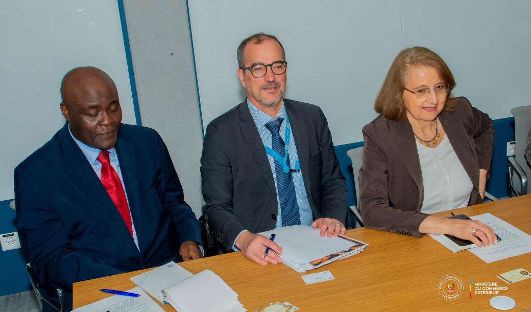 julienpalukucom's tweet photo. #GENEVE #DÉVELOPPEMENT #ECONOMIQUE,  22 MAI 2025.

Après l'#OMC, nous avont été à la #CNUCED, Organe de l'A.G de l'#ONU en charge du commerce et développement puis au Centre du Commerce  International, #CCI, ( International Trade Center,  #ITC); tous les 3 constituant ce qu'on pourrait appeler "les 3 temples du commerce international" sans lesquels l'intégration dans le commerce mondial est quasi-difficile pour les Pays Moins Avancés.
Avec Mme MARIA LUZ DE LA MORA Directrice à la Division du commerce international de la CNUCED,tout comme avec Mme PAMELA COKE HAMILTON, Directrice Executive du CCI, nous avons exploré différents segments y compris le problème de capacitation de nos Administrations et de nos opérateurs économiques dans les chaînes de valeur, partant de la production à la commercialisation en passant par le transport et la transformation locale. 
En #RDC, nous avons mis en place des stratégies de diversification des marchés à savoir marchés américain, européen, asiatique et africain à travers l'#AGOA, l'#APE( Accords de partenariat économique #UE et pays #ACP), l'initiative #CHINE-#AFRIQUE et la #ZLECAF... Mais beaucoup d'acteurs tardent à saisir ces marchés faute de formation sur les règles, la conformité et d'autres exigences du commerce mondial.
 Des modules de formation des acteurs étatiques et non étatiques ont été convenus pour que lesdits acteurs congolais deviennent des  véritables champions du commerce international, levier important de la croissance économique.
Des programmes entre d'une part la #CNUCED et le #CCI et d'autre part avec la RDC seront mis en place pour une assistante technique.
En effet, la RDC étant appelée à jouer son rôle de locomotive de développement du continent africain, elle reste au cœur de débats vu ses immenses potentialités hors pair qui appellent une mobilisation des partenaires sur un socle de bonne gouvernance.
Des points focaux de chaque partie ont été immédiatement désignés pour définir la ROAD MAP avant mi-juillet 2025.@fatshi13 @SuminwaJudith