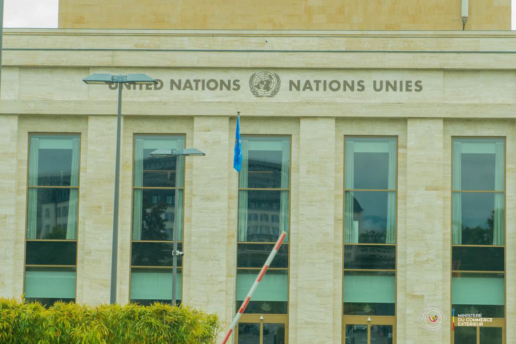 julienpalukucom's tweet photo. #GENEVE #DÉVELOPPEMENT #ECONOMIQUE,  22 MAI 2025.

Après l'#OMC, nous avont été à la #CNUCED, Organe de l'A.G de l'#ONU en charge du commerce et développement puis au Centre du Commerce  International, #CCI, ( International Trade Center,  #ITC); tous les 3 constituant ce qu'on pourrait appeler "les 3 temples du commerce international" sans lesquels l'intégration dans le commerce mondial est quasi-difficile pour les Pays Moins Avancés.
Avec Mme MARIA LUZ DE LA MORA Directrice à la Division du commerce international de la CNUCED,tout comme avec Mme PAMELA COKE HAMILTON, Directrice Executive du CCI, nous avons exploré différents segments y compris le problème de capacitation de nos Administrations et de nos opérateurs économiques dans les chaînes de valeur, partant de la production à la commercialisation en passant par le transport et la transformation locale. 
En #RDC, nous avons mis en place des stratégies de diversification des marchés à savoir marchés américain, européen, asiatique et africain à travers l'#AGOA, l'#APE( Accords de partenariat économique #UE et pays #ACP), l'initiative #CHINE-#AFRIQUE et la #ZLECAF... Mais beaucoup d'acteurs tardent à saisir ces marchés faute de formation sur les règles, la conformité et d'autres exigences du commerce mondial.
 Des modules de formation des acteurs étatiques et non étatiques ont été convenus pour que lesdits acteurs congolais deviennent des  véritables champions du commerce international, levier important de la croissance économique.
Des programmes entre d'une part la #CNUCED et le #CCI et d'autre part avec la RDC seront mis en place pour une assistante technique.
En effet, la RDC étant appelée à jouer son rôle de locomotive de développement du continent africain, elle reste au cœur de débats vu ses immenses potentialités hors pair qui appellent une mobilisation des partenaires sur un socle de bonne gouvernance.
Des points focaux de chaque partie ont été immédiatement désignés pour définir la ROAD MAP avant mi-juillet 2025.@fatshi13 @SuminwaJudith