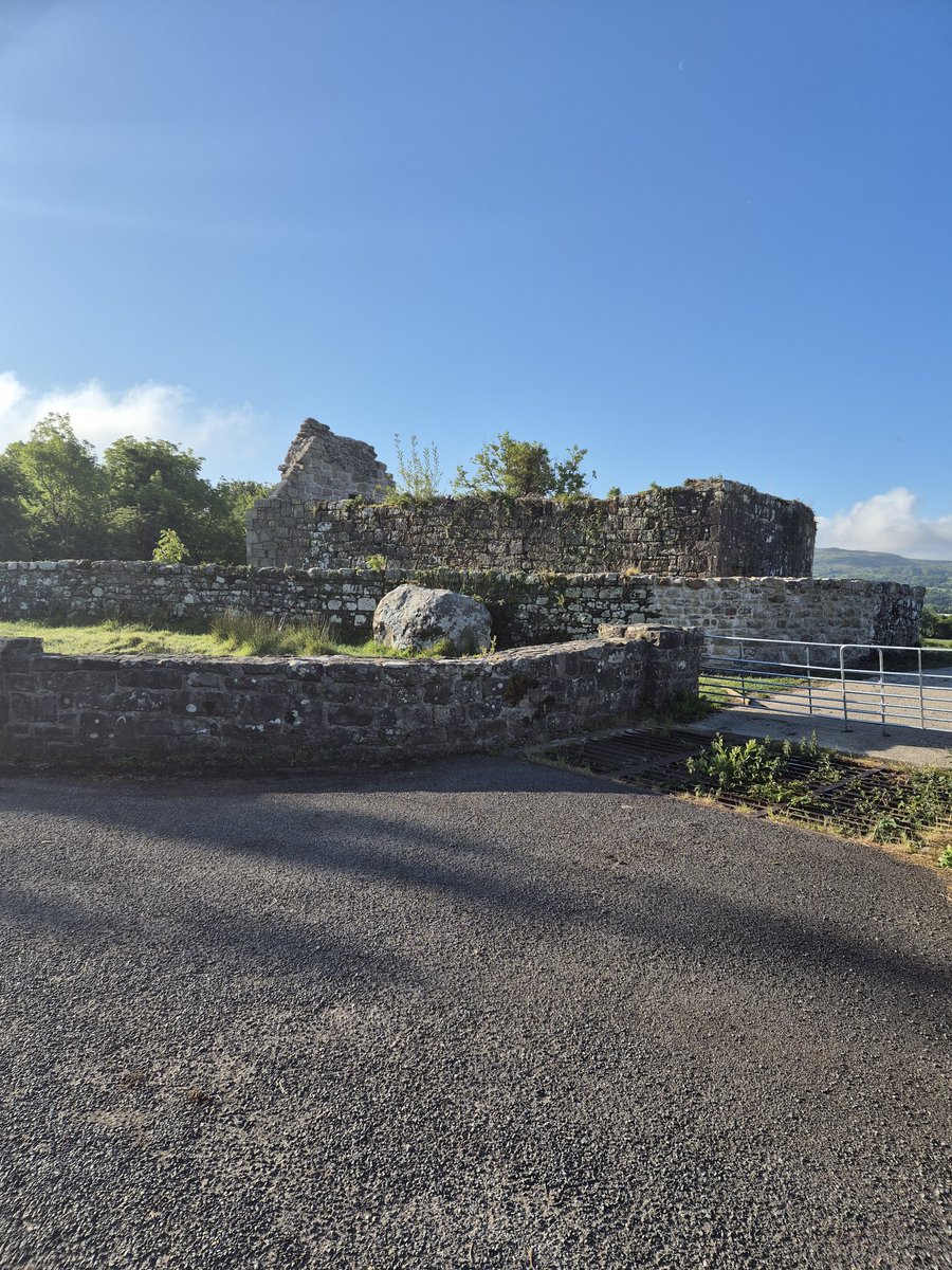 StColumbans76's tweet photo. It's another beautiful morning - sunshine and blue sky. We encourage as many pupils as possible to walk to school this morning. https://t.co/UT4gv7ZXJa