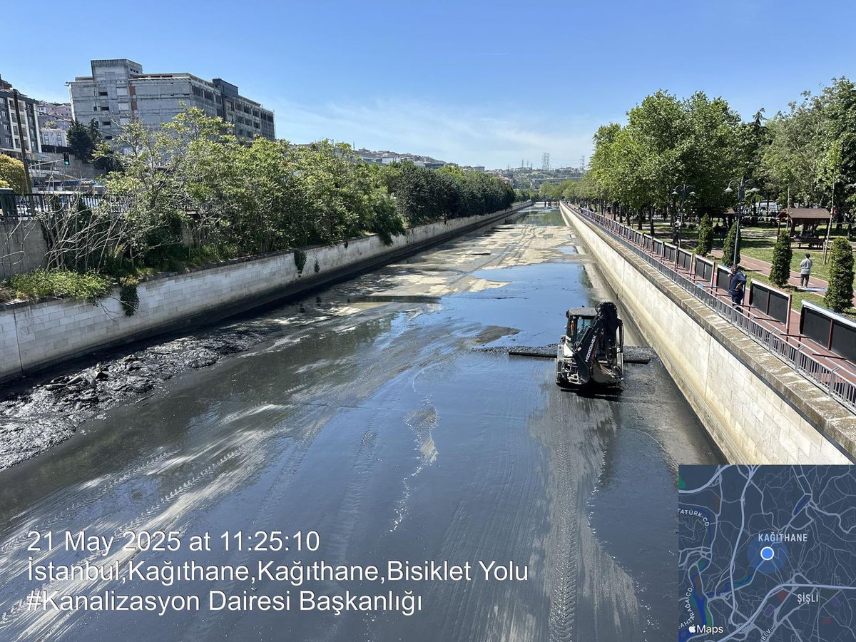 Seymaiserii's tweet photo. Kanalizasyon Dairesi Başkanlığı Avrupa 1. Bölge Kanal İşletme Şube Müdürlüğü olarak yaz aylarına girmeden koku problemlerinin önlenmesi adına Kağıthane Deresi güzergâhında temizlik çalışmalarımıza başladık. https://t.co/qDhUBesuDo