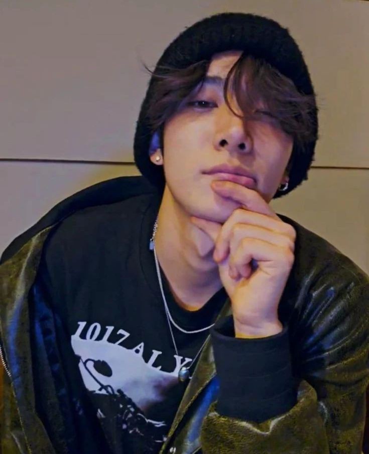 BeWithHEE_'s tweet photo. His gaze got me acting delulu fr https://t.co/o5gbtQ6zed