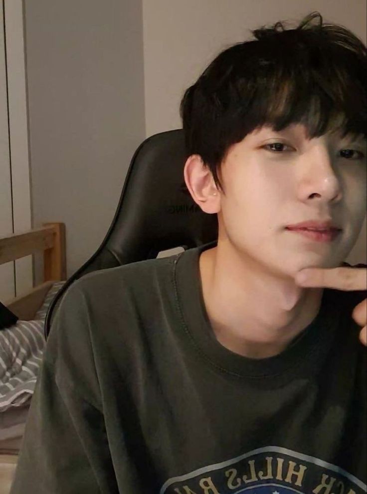 BeWithHEE_'s tweet photo. His gaze got me acting delulu fr https://t.co/o5gbtQ6zed