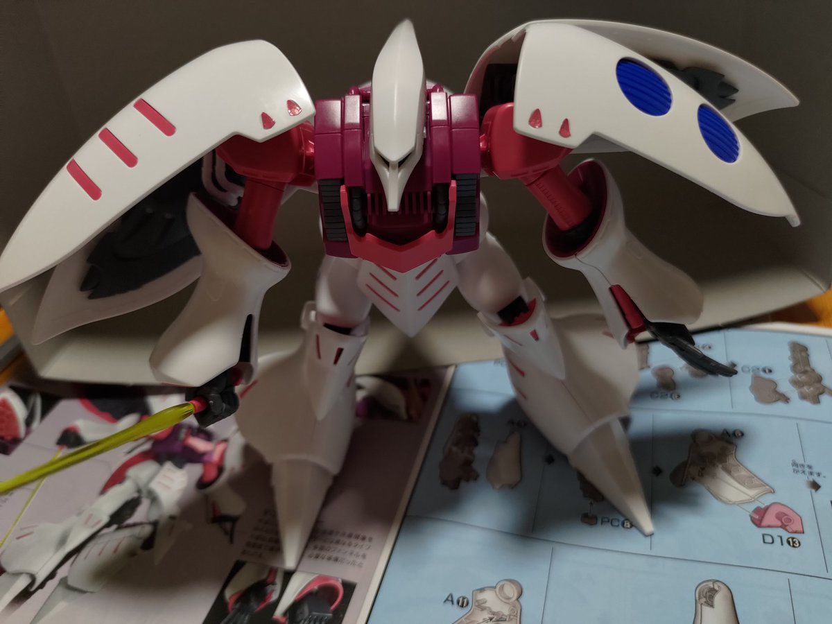 衝動的に ＃ガンプラ 作りたくなったのためにできた #キュベレイ さんやっぱり飾ること考えると支えのベースも買っておくべきだったと反省。もっと大事な反省点は片方のビーム砲をニッパーで切りすぎてサーベルとしてしか使えない事…