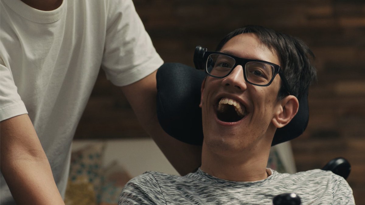 EARCATCH's tweet image. 📺 Vanavond om 22.20 uur op @NPO2 met #audiodescriptie via #Earcatch: Omarm me!

De 21-jarige Freek is geboren in een lichaam dat hem gevangen houdt in zijn rolstoel. Hij kan eens zelf niet praten, maar met zijn verstand is niks mis. Dan krijgt hij opeens wel een stem...