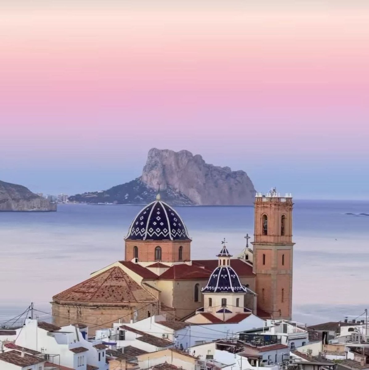 Sanguango1977's tweet image. Altea i el Penyal d'Ifac 
#laMarina 
📷 Nick Mov