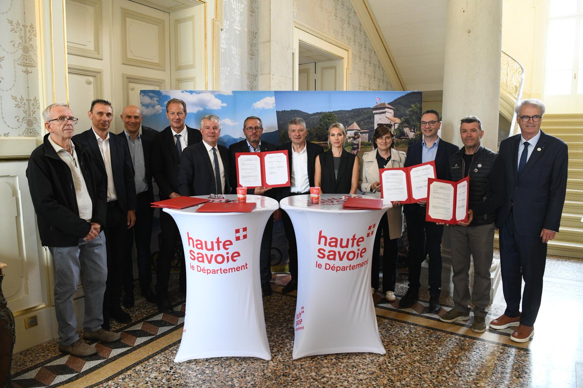 Département de la Haute-Savoie (@dep_74) on Twitter photo 🟡 | <a href="/dauphine/">Critérium du Dauphiné</a> et <a href="/LeTourFemmes/">Le Tour de France Femmes avec Zwift</a> : signature des conventions pour l'accueil des épreuves avec A.S.O.
📌 Vendredi 13 juin / 6e étape : Valserhône - <a href="/combloux/">Combloux</a>
📌 Dimanche 3 août / 9e étape : <a href="/prazsurarly/">Praz / Arly Tourisme</a> – 𝐂𝐡𝐚̂𝐭𝐞𝐥 (arrivée finale 🏁)
+ d'infos 📲 hautesavoie.fr/signature-des-… 🟡 | <a href="/dauphine/">Critérium du Dauphiné</a> et <a href="/LeTourFemmes/">Le Tour de France Femmes avec Zwift</a> : signature des conventions pour l'accueil des épreuves avec A.S.O.
📌 Vendredi 13 juin / 6e étape : Valserhône - <a href="/combloux/">Combloux</a>
📌 Dimanche 3 août / 9e étape : <a href="/prazsurarly/">Praz / Arly Tourisme</a> – 𝐂𝐡𝐚̂𝐭𝐞𝐥 (arrivée finale 🏁)
+ d'infos 📲 hautesavoie.fr/signature-des-…