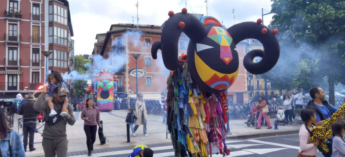 Bihar, hilak 23, Burubeltz konpartsak kaleak kolorez jantzi eta girotuko ditu, Niarawa Batukadarekin batera. 17:30ean Herriko Plazatik abiatuta, erdigunea eta Iztieta zeharkatuko dituzte ow.ly/wN3T50VUQEG  #Errenterian11kolore