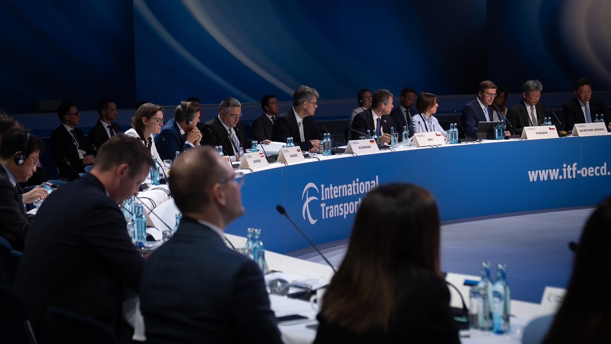BMDV (@bmdv) on Twitter photo Auch am 2. Tag des #ITF25 geht es u.a. um die #Ukraine und ihre Transportwege.🇺🇦 Im Fokus des Special Minister #Roundtable mit <a href="/PSchnieder/">Patrick Schnieder</a>: Ansätze, wie mit den infrastrukturellen Herausforderungen im Zusammenhang des russischen Angriffskriegs umgegangen wird. #Weltverkehrsforum Auch am 2. Tag des #ITF25 geht es u.a. um die #Ukraine und ihre Transportwege.🇺🇦 Im Fokus des Special Minister #Roundtable mit <a href="/PSchnieder/">Patrick Schnieder</a>: Ansätze, wie mit den infrastrukturellen Herausforderungen im Zusammenhang des russischen Angriffskriegs umgegangen wird. #Weltverkehrsforum