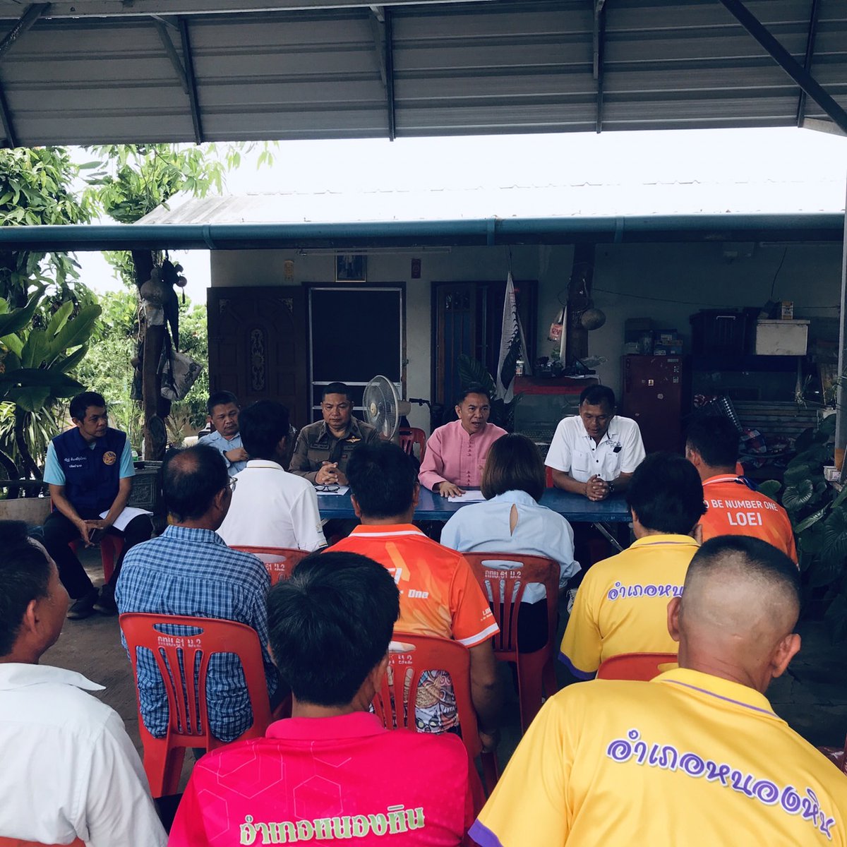 hinpolice's tweet photo. สภ.หนองห���น ประชุมการแก้ไขปัญหายาเสพติด กับฝ่ายปกครองอำเภอหนองหินที่บ้านกำนันตำบลตาดข่า
22 พ.ค. 2568 เวลา 10.00 น.
พ.ต.ท.วิโรจน์ เหง่าศรี สวป.สภ.หนองหิน พร้อมสายตรวจตาดข่าได้เจ้าร่วมประชุมกับฝ่ายปกครองอำเภอหนองหินที่บ้านกำนันตำบลตาดข่าโดยมีท่านนายอำเภอหนองหินเป็นประธาน https://t.co/ZARrm4Er9Q