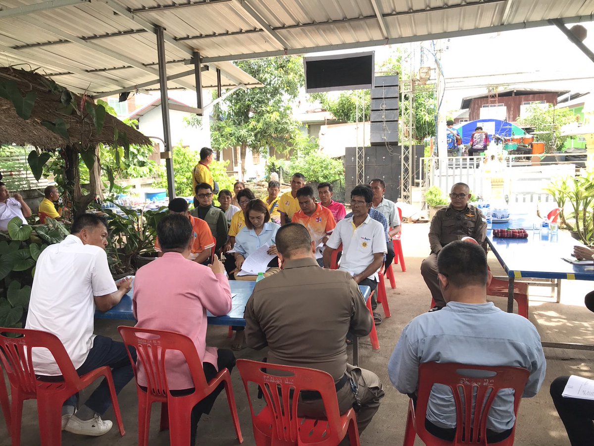 hinpolice's tweet photo. สภ.หนองห���น ประชุมการแก้ไขปัญหายาเสพติด กับฝ่ายปกครองอำเภอหนองหินที่บ้านกำนันตำบลตาดข่า
22 พ.ค. 2568 เวลา 10.00 น.
พ.ต.ท.วิโรจน์ เหง่าศรี สวป.สภ.หนองหิน พร้อมสายตรวจตาดข่าได้เจ้าร่วมประชุมกับฝ่ายปกครองอำเภอหนองหินที่บ้านกำนันตำบลตาดข่าโดยมีท่านนายอำเภอหนองหินเป็นประธาน https://t.co/ZARrm4Er9Q