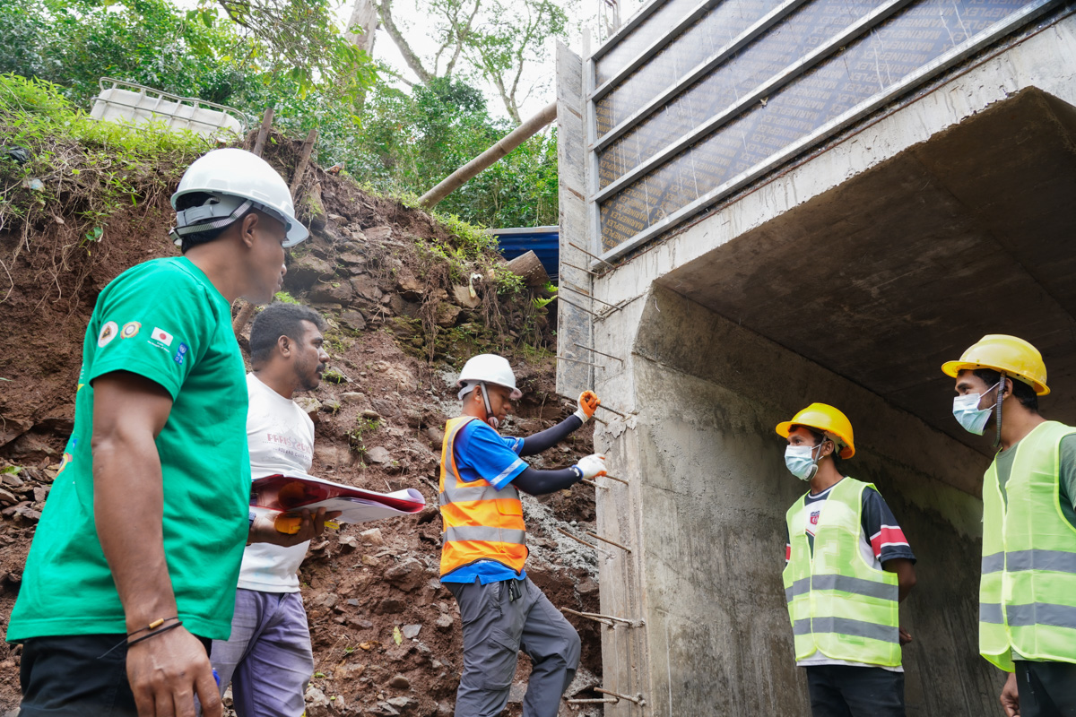 UNDPTimorLeste's tweet image. 👷♂️ UNDP engineers are ensuring quality ✅, safety 🛡️ & climate-resilient design 🌱 across 11 rural sites in 🇹🇱 Timor-Leste. With support from 🇯🇵 Japan, infrastructure boosts access to 💧water, 🏥health, education & markets for 41,375 people. #CommunityResilience #LocalDevelopment