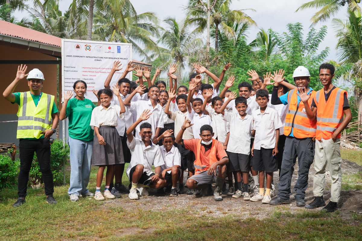 UNDPTimorLeste's tweet image. 👷♂️ UNDP engineers are ensuring quality ✅, safety 🛡️ & climate-resilient design 🌱 across 11 rural sites in 🇹🇱 Timor-Leste. With support from 🇯🇵 Japan, infrastructure boosts access to 💧water, 🏥health, education & markets for 41,375 people. #CommunityResilience #LocalDevelopment