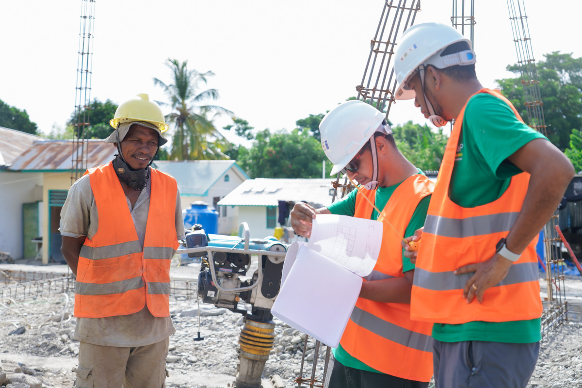 UNDPTimorLeste's tweet image. 👷♂️ UNDP engineers are ensuring quality ✅, safety 🛡️ & climate-resilient design 🌱 across 11 rural sites in 🇹🇱 Timor-Leste. With support from 🇯🇵 Japan, infrastructure boosts access to 💧water, 🏥health, education & markets for 41,375 people. #CommunityResilience #LocalDevelopment