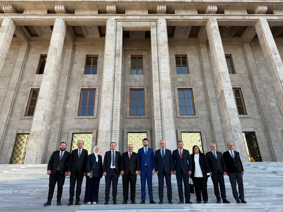 📍TBMM 

Şampiyon Bursaspor’umuzun Başkanı Enes Çelik ve AK Parti Bursa İl Gençlik Kolları Başkanımız Furkan Akın’ı Gazi Meclisimizde ağırladık.

Bursa’nın gururu yeşil-beyazlı takımımıza destek olmaya, gençliğin enerjisini her platformda hissettirmeye devam edeceğiz.

#Bursaspor