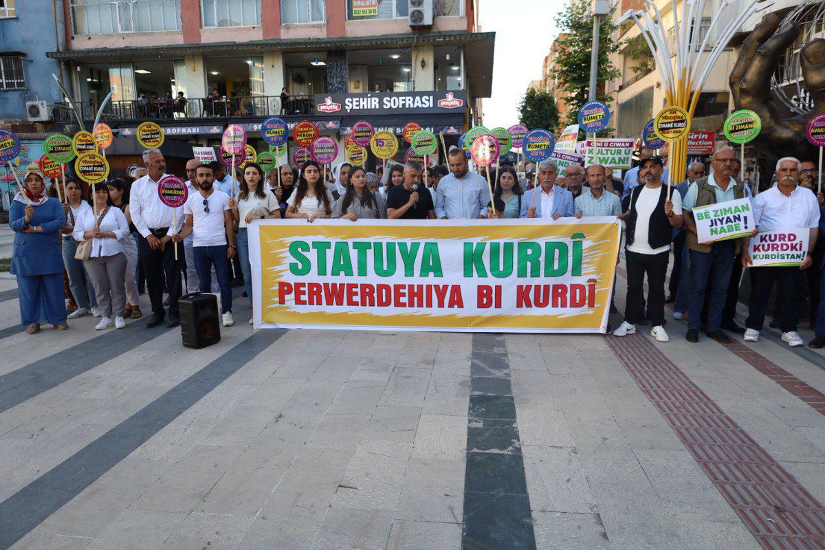 batmanburadagzt's tweet photo. Batman’da Kürt Dil Bayramı kutlandı: Dil bir halkın kimliğidir 

Batman’da faaliyet yürüten Arî Dil Araştırmaları ve Kültür Derneği (ARÎ-DER), 15 Mayıs Kürt Dil Bayramı dolayısıyla Gülistan Caddesi’ndeki İnsan Hakları Anıtı önünde bir basın açıklaması gerçekleştirdi

https://t.co/AmqStz3SHG