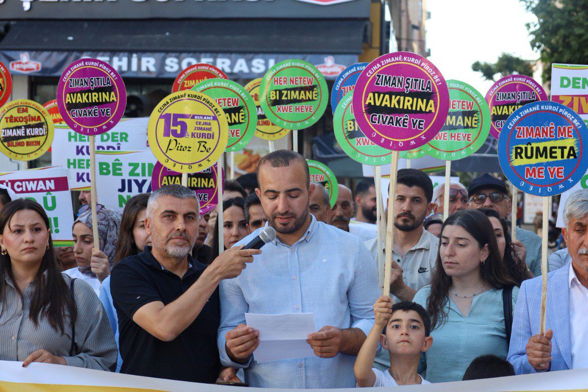 batmanburadagzt's tweet photo. Batman’da Kürt Dil Bayramı kutlandı: Dil bir halkın kimliğidir 

Batman’da faaliyet yürüten Arî Dil Araştırmaları ve Kültür Derneği (ARÎ-DER), 15 Mayıs Kürt Dil Bayramı dolayısıyla Gülistan Caddesi’ndeki İnsan Hakları Anıtı önünde bir basın açıklaması gerçekleştirdi

https://t.co/AmqStz3SHG