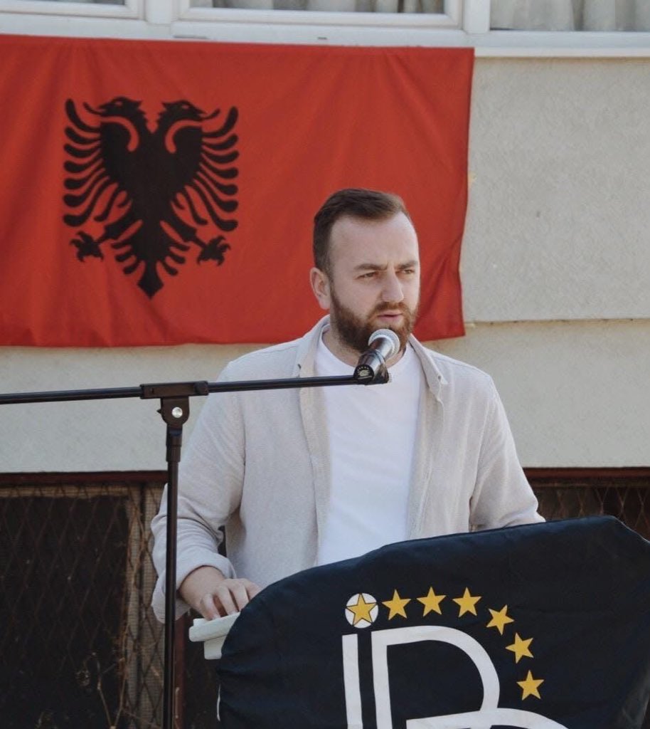 Директорот на “Паркови и зелонило”👇🏻
#ЈетонБучи 🇦🇱е оговорен за хаосот со не искосените паркови и трева од по 3 метри во Скопје.
Додека на #Бујар полна уста му е како албаносите се обесправени токму НЕСПОСОБНИ кадри на #ДУИ го направија Скопје како џунгла.
Овие луѓе ја мразат🇲🇰!