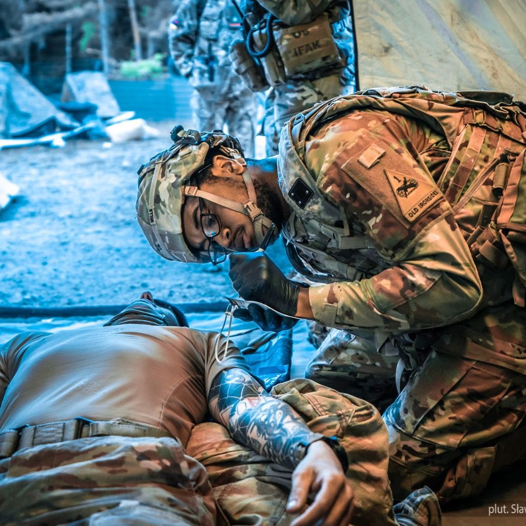 SztabGenWP's tweet photo. 🤝 Na polu walki nikt nie zostaje sam!
#CombinedResolve25-II - działania ratunkowe według procedury #MASCAL (Mass Casualty Incident), która reguluje działania podczas zdarzenie z masową liczbą poszkodowanych.
📸 @Zelazna_Dywizja https://t.co/UmM4ZtcKO1