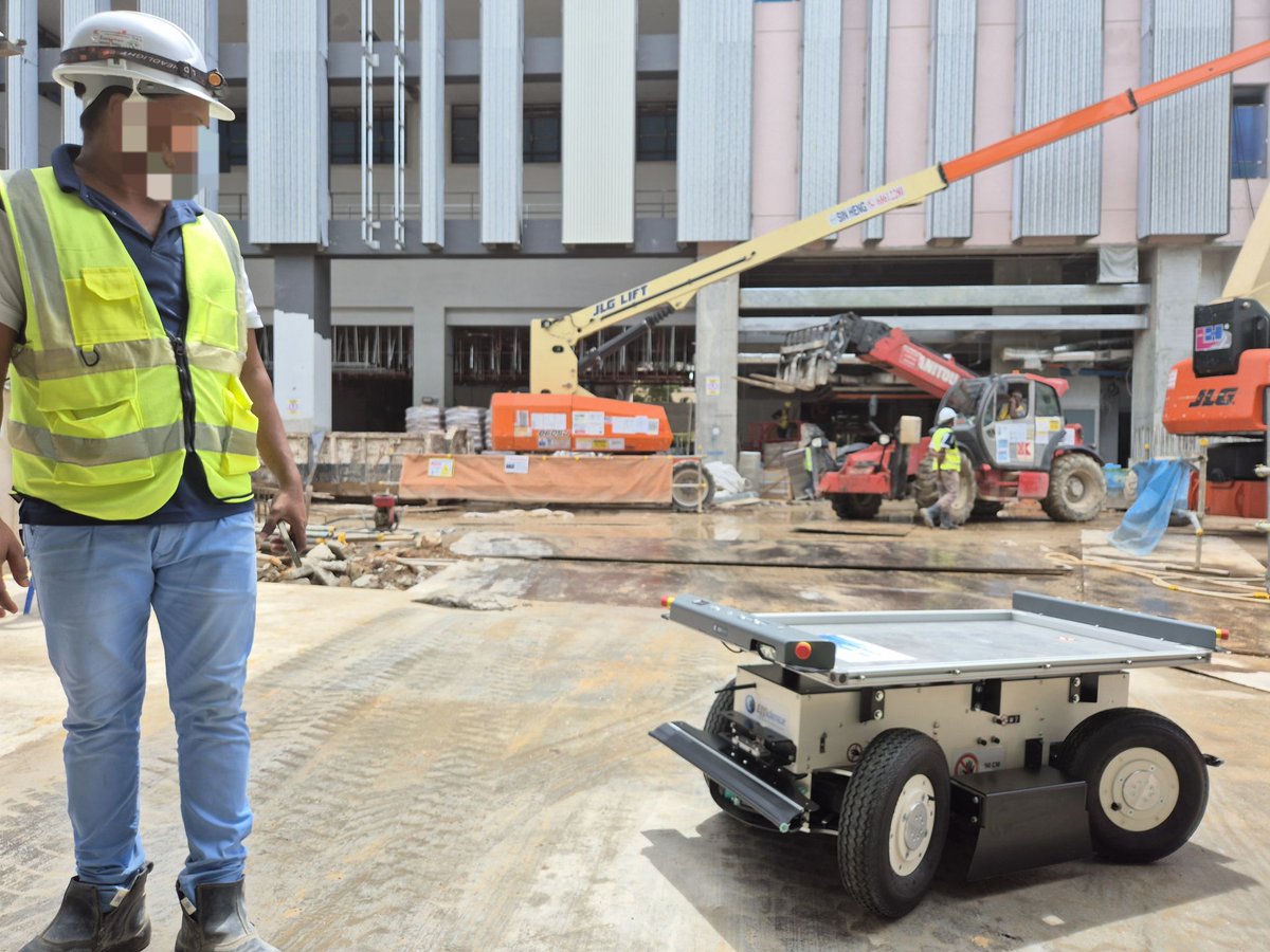 Effidence Robotics (EffiBOT) tweet media