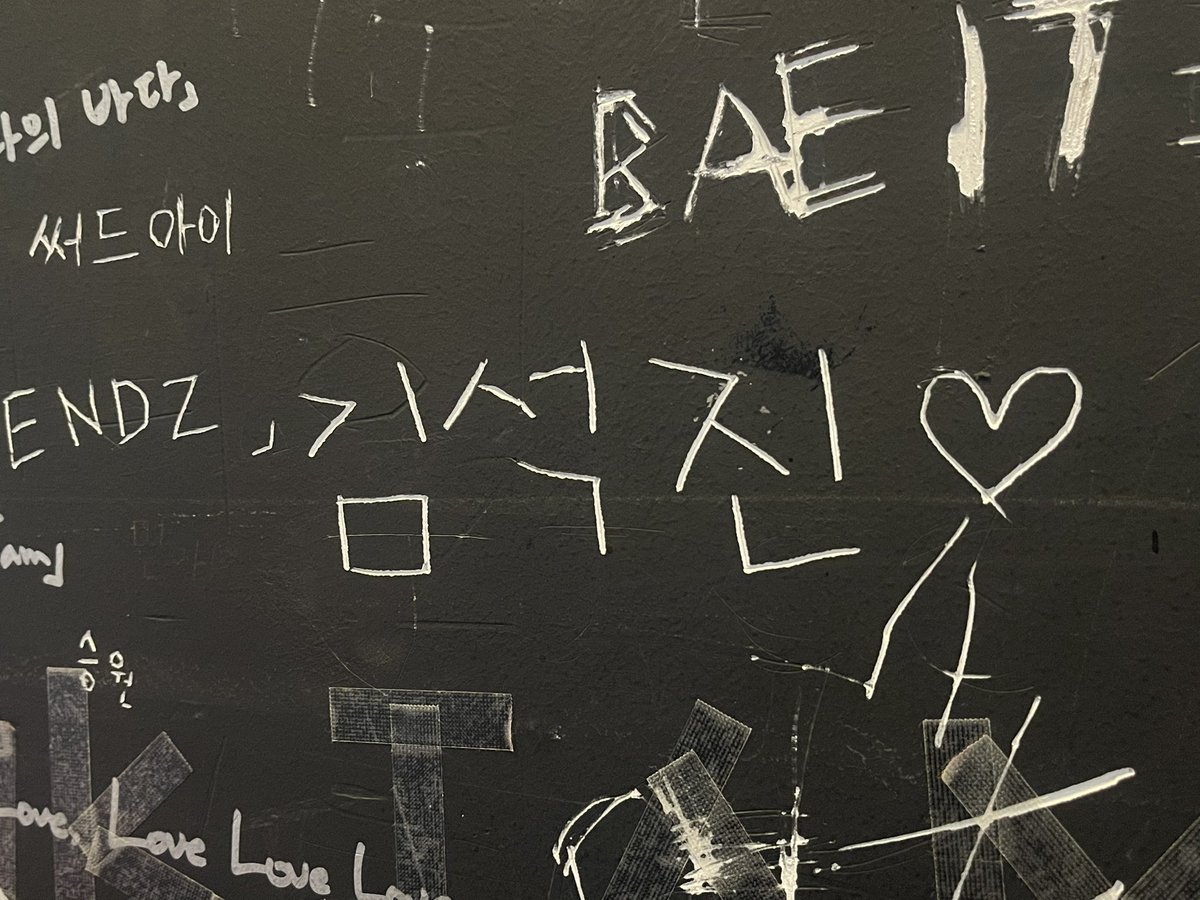 815_soon's tweet photo. 일하는 중에~ 석진이 생각 #엠카 https://t.co/L3JeRczK1h