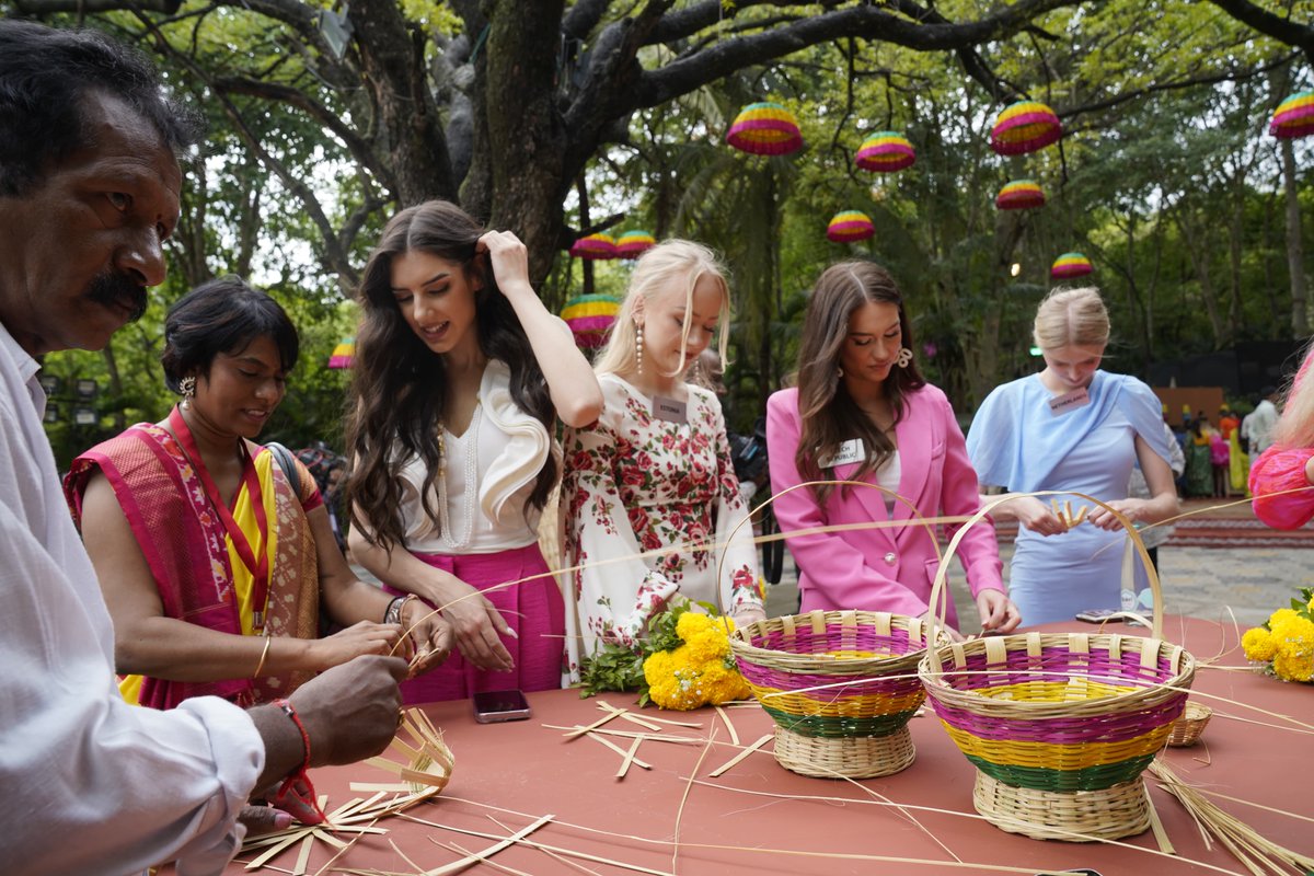 TelanganaSamvad's tweet image. 🌸तेलंगाना की संस्कृति से साक्षात्कार: शिल्पारामम में मिस वर्ल्ड प्रतिभागियों का भव्य स्वागत 

💮हैदराबाद की सांस्कृतिक हृदयस्थली #Shilparamam में #मिस_वर्ल्ड_2025 प्रतियोगिता की प्रतिभागियों ने भारतीय कला, शिल्प और परंपराओं का नजदीक से अनुभव किया। यह रंग-बिरंगा स्थल न केवल