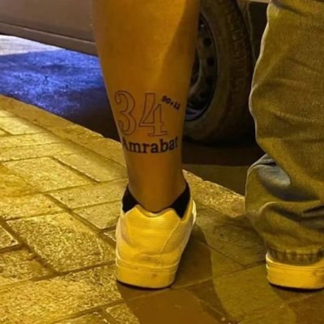 şu dövmeyi yaptıran salak napıyor acaba şuan