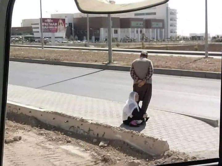 امرأة عجوز تحتمي في ظل زوجها الواقف في أشعة الشمس الحارة، هذا الشيخ ليس لديه تزكيات أو شواهد في مجال حقوق المرأة. 
ولا زوجته تشارك في ندوات النسوية المائعة. 
ولكنه الإسلام الذي علمّ الرجولة وهدب الأنوثة، وجاء بمكارم الأخلاق.