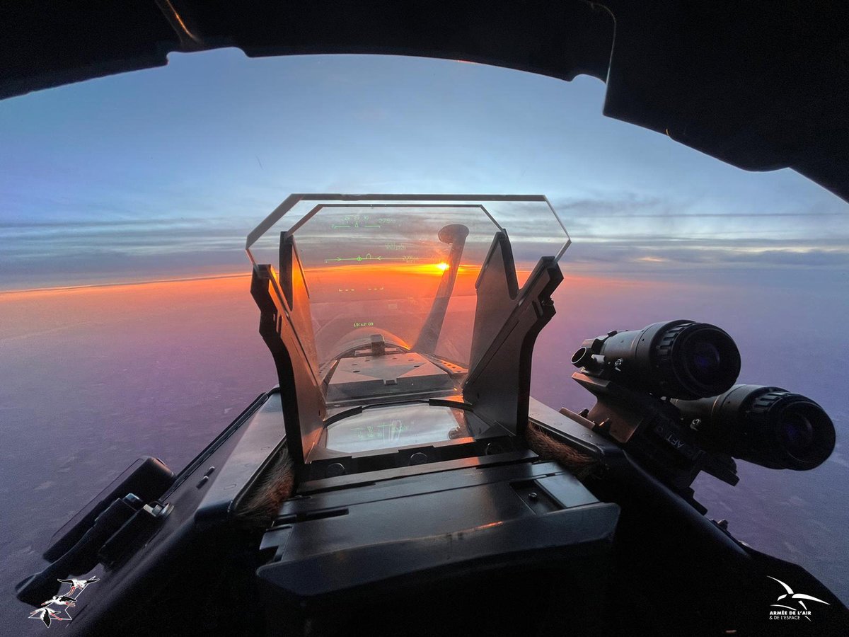 Petite vue du bureau à la PO de la 2 :
- à droite : les jumelles de vision nocturne.
- à gauche : la caméra numérique pour documenter les événements de l'alerte à des fins officielles.
- devant : tout l'espace (breton) sous la responsabilité de ce pilote (il le vit bien😊)
