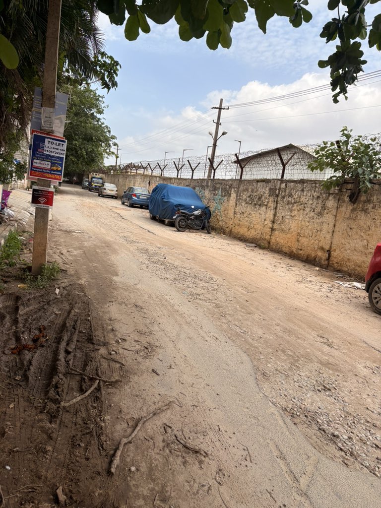 sitizencan's tweet photo. Less than 15 minutes away from Indiranagar and adjacent to the well known HAL old airport. @BBMPofficial hundreds of houses in this area and complete neglect of these broken, dusty streets. Why is this standard normalised in our beloved Namma Bengaluru? Is this acceptable? https://t.co/nCFiDKispA