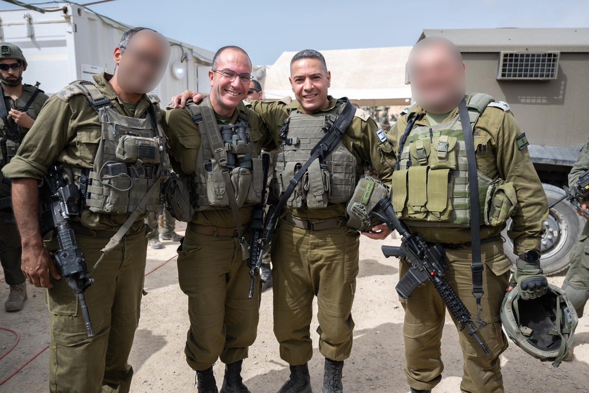 פגישת מחזור של שריונרים בעזה - משמאל לימין:
אל״ם (במיל׳) ח׳ - היה קה״ד שלי.
תא״ל שגיב דהן, מאו״ג 162 - היה סמג״ד שלי.
אל״ם (במיל׳) ג׳ - היה מ״פ מקביל אליי.

ח׳ וג׳ - לוחמים אמיתיים. כבר מעל 500 ימים במילואים, לא מורידים את הרגל מהגז, נותנים את הלב והנשמה - עם חיוך. שגיב התחיל