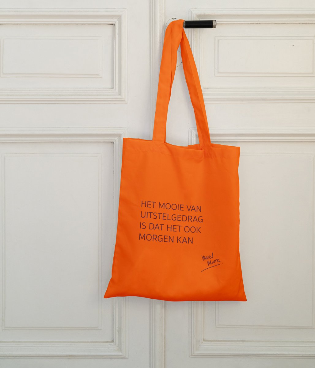 Lieve mensen, ik heb spiksplinternieuwe tasjes laten maken, drie versies! Ik heb ze gisteren stuk voor stuk zitten vouwen en ze zijn vanaf nu te koop

🧡❤️🧡

merelmorre.nl/van-katoen/