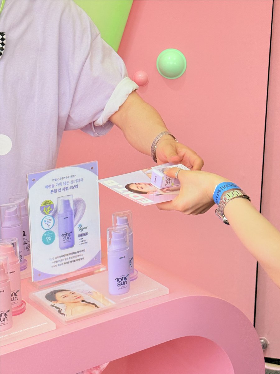 [event. 핑크 톤업선세럼 2명]

삐삐들!!🐰❤️
혹시 올리브영 페스타 2025에 참석한 친구나
참석했던 칭구들 있오!!??!🖐️🖐️

올리브영 페스타 노들섬에서 에딧비 부스가 있다는 사실❤️
에딧비 팀 전원이 돌아가면서 열심히 에딧비 홍보도 하고
삐삐들과 만나구 있는데 페스타 참여하는 삐삐들은