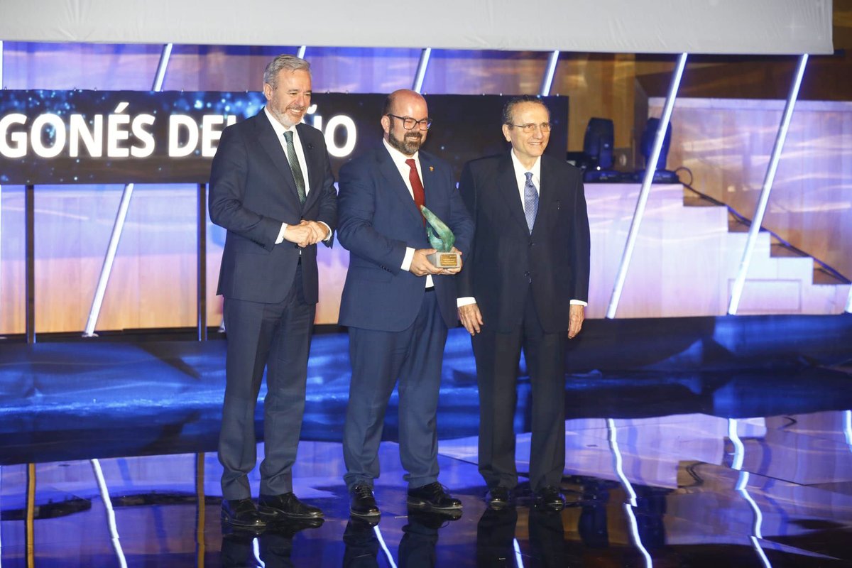 🍇🍷 ¡Muchas felicidades #Cariñena por recibir el premio Aragonés del Año de <a href="/periodicoaragon/">El Periódico de Aragón</a> ! 🏆

¡Y una especial felicitación a <a href="/SOrtiz_G/">Sergio Ortiz</a> , cuya dedicación y liderazgo han sido clave para llevar el nombre de Cariñena a lo más alto! ❤