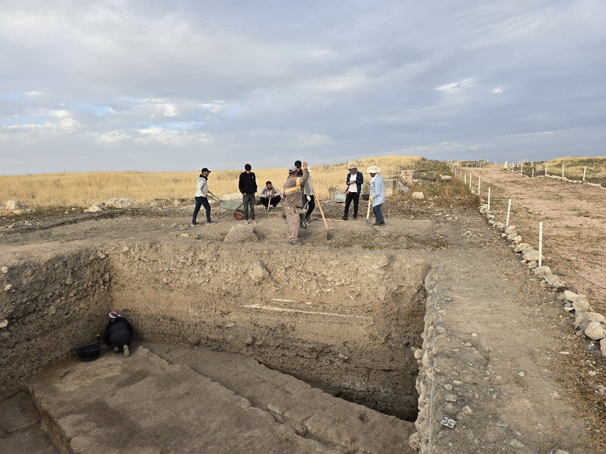 Sevgili hemşerilerim…

Cumhurbaşkanlığı kararnamesi ile yapılan arkeolojik kazılar kapsamında,

2025 yılı için;

♦️Karkamış Antik Kenti kazıları Prof.Dr. Nicolo Marchetti başkanlığında 9 Mayıs’ta başladı. 

♦️Zeugma Antik Kenti kazıları alınan izin ruhsatı çerçevesinde Kurban