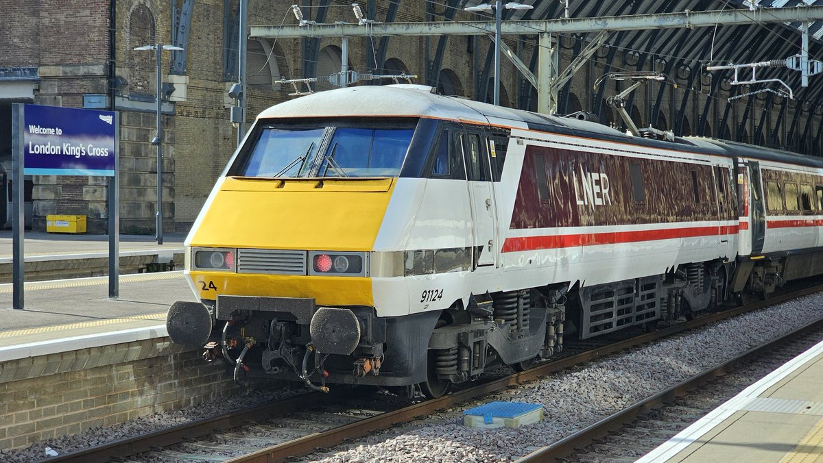Starting #225Day with a ride into London on 1A04 from Peterborough, 91124 providing the motive power. Carefully managing my work commitments to make sure it's a ride back on a <a href="/LNER/">London North Eastern Railway</a> 225 Intercity service too! <a href="/225groupuk/">225 Group</a>