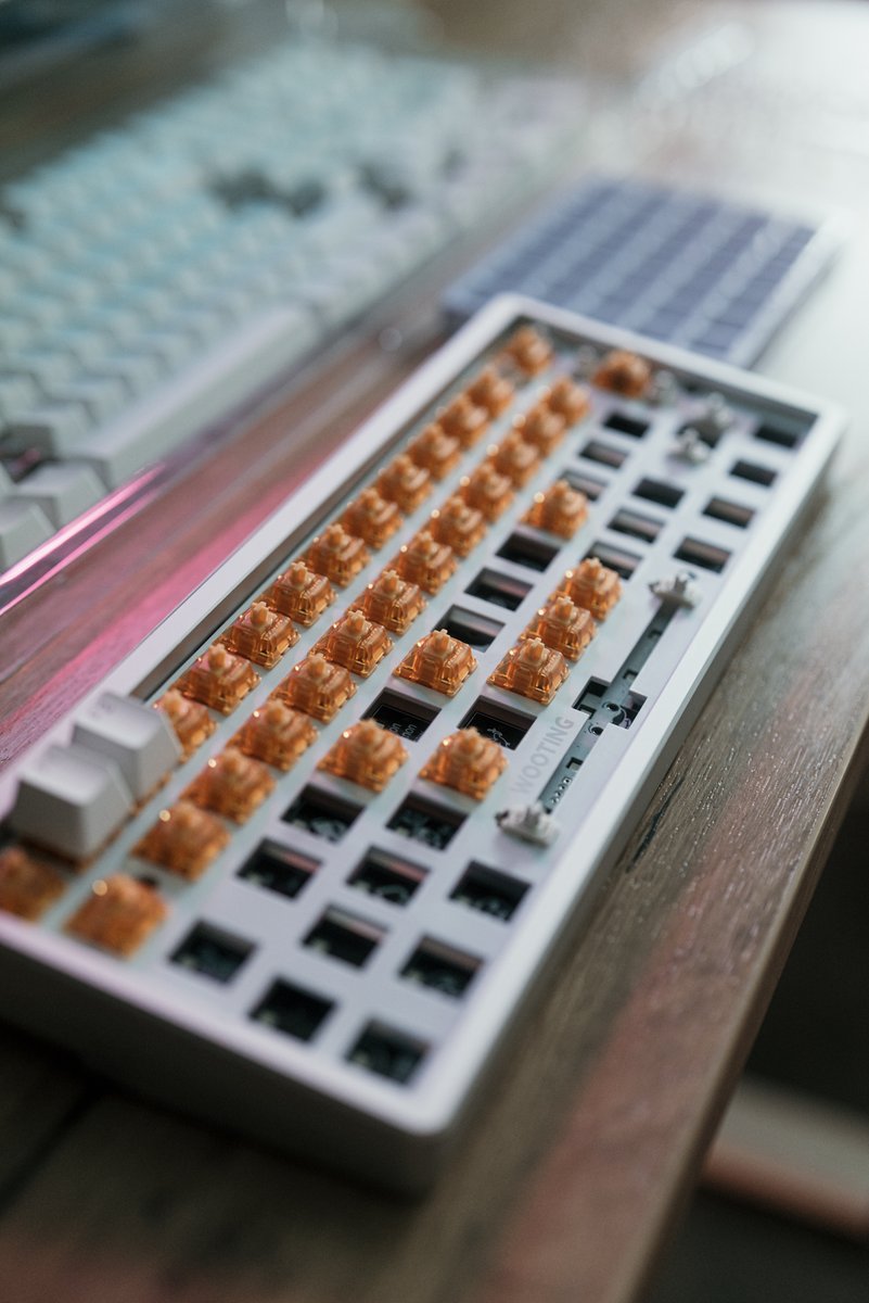 noixdecitron's tweet photo. Custom de mon Wooting 60HE+ en cours
Il a été assemblé à partir du PCB d’un @WootingKB 60HE+ (ISO FR) installé dans un boîtier #GH60 de @KBDfans en aluminium argenté avec insert bois en chêne, des switchs #KS20 de @GATERONOfficial (Magnetic Orange HE), un set de touches blanche @DesignedbyGG et une touche en résine epoxy avec le logo de la chaine YouTube (la touche toujours en cours de fabrication !)
Ça va être chouette une fois terminé