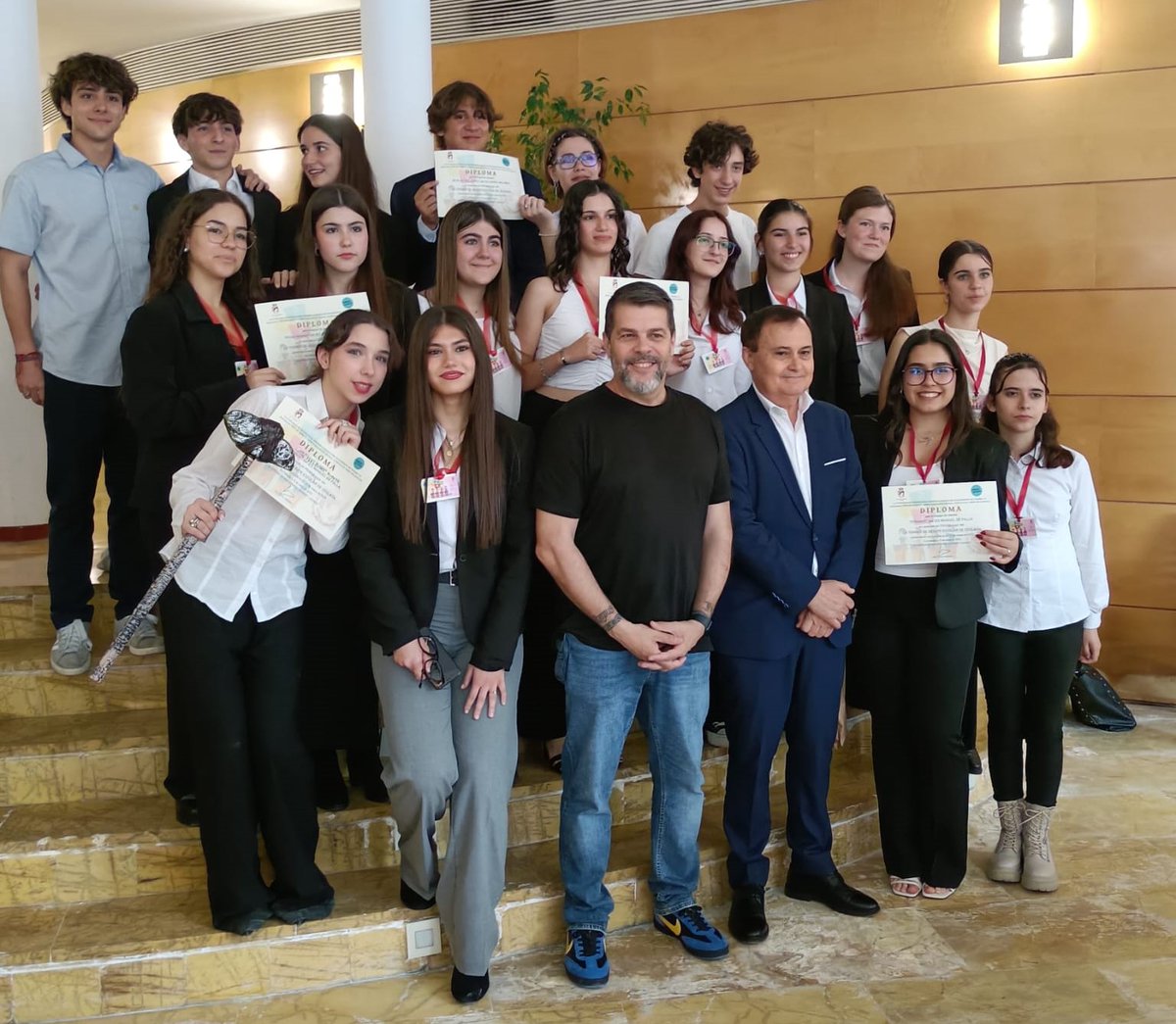 🏆 El equipo Muelas del Juicio, <a href="/iesmmoliner/">IES María Moliner</a>, gana el VIII Torneo de #DebateEscolar de #Coslada
🥈 Segundo premio, GenZis <a href="/IES_M_Falla/">IES Manuel de Falla</a> 
🥉🥉 Tercer premio compartido, Dynamis y Virtus Iuvenum, <a href="/IES_M_Falla/">IES Manuel de Falla</a> 
🎙️ Mejor oradora, Lucía Fernández, de Virtus Iuvenum

 <a href="/DebateTrivium/">TRIVIUM: Escuela de Debate y oratoria</a>