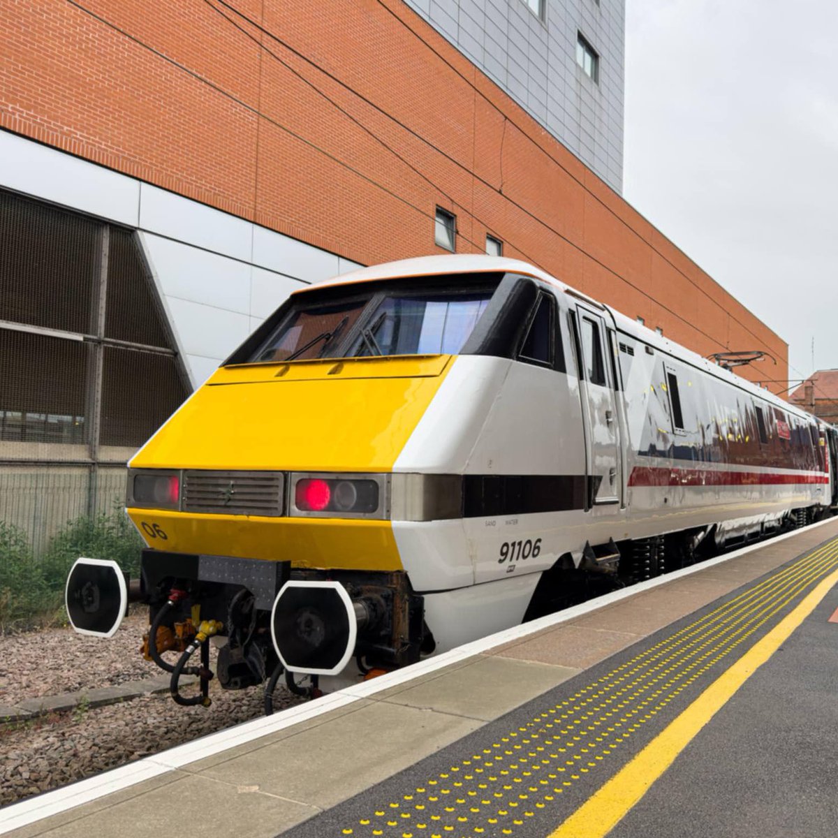 225groupuk's tweet photo. Entering service today a little earlier than expected, the newly named Class 91:

🎉 91106 “Swallow”

#225Day https://t.co/tljJOH7bCl